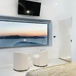 Emfasis Luxury With Heated Jacuzzi-sunset View Fira (Santorini)