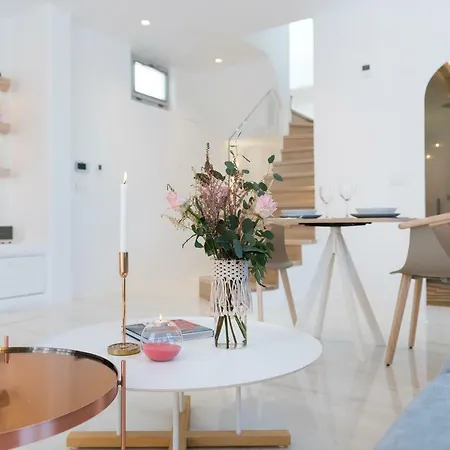 Villa Emfasis Luxury Fira (Santorini)